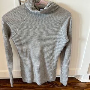 NWOT Patagonia long sleeve grey sweater size xs
